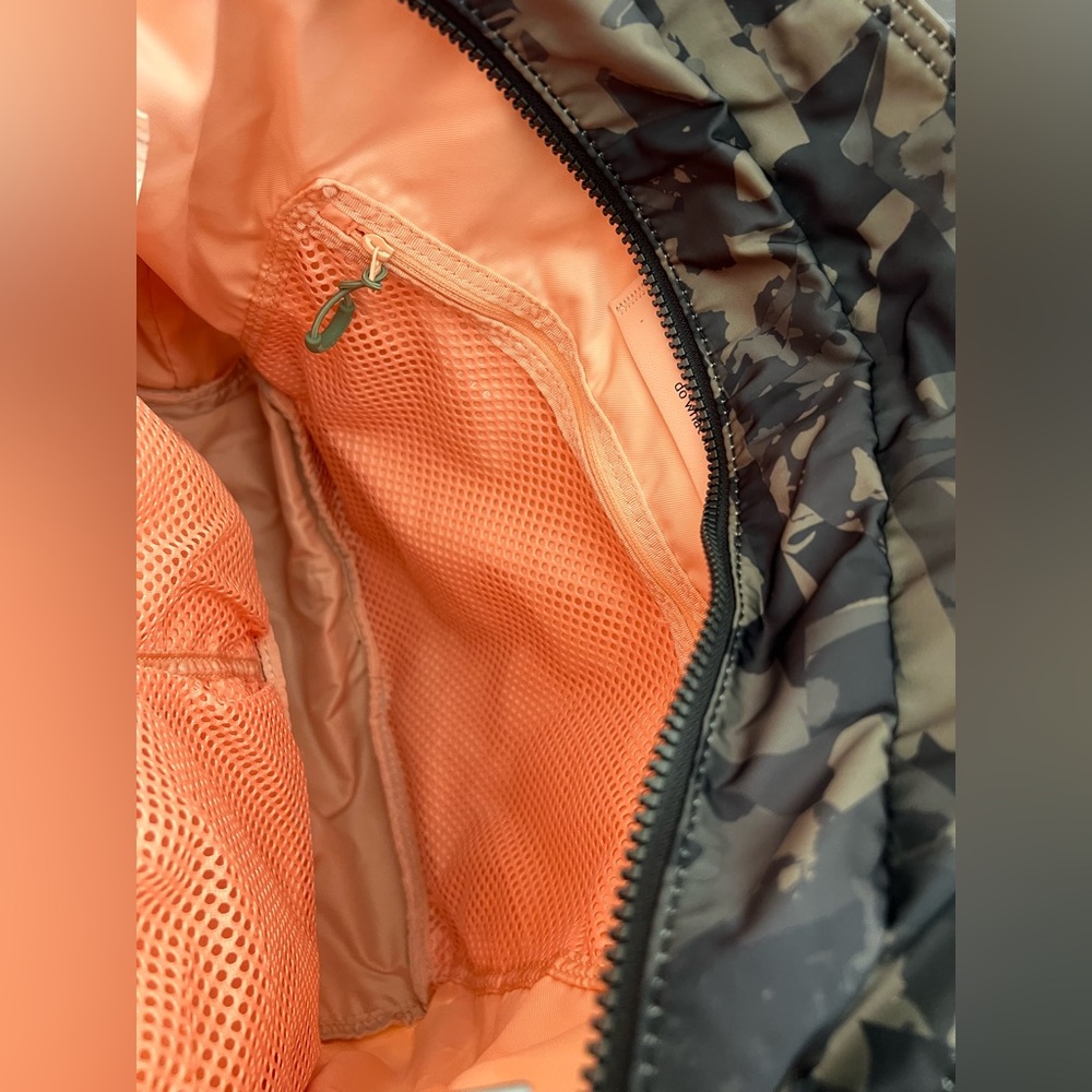 Lululemon Live Free Tote - Picture 6 of 10
